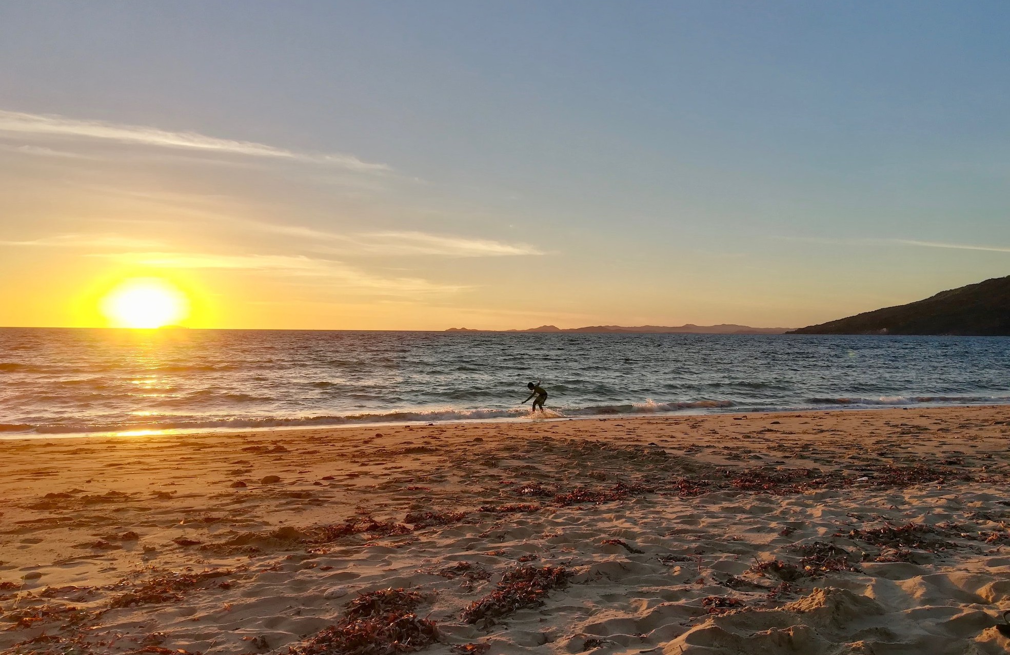 Couché de soleil sur une plage d'Ankify