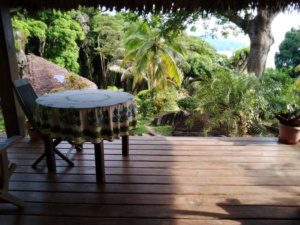 Vue des jardins d'Ankify depuis la terrasse du lodge Hibiscus