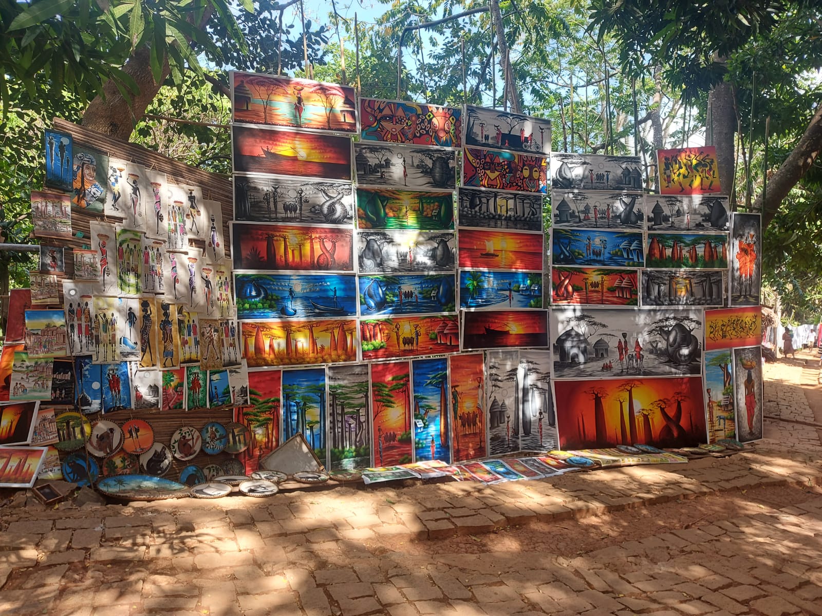 Vente de broderies et peinture au marché de Hellville à Nosy Bé